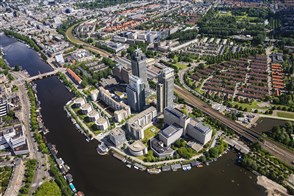 De Heerlense vestiging van CBS, met op de voorgrond een bord met het CBS-logo en de tekst "Centraal Bureau voor de Statistiek".