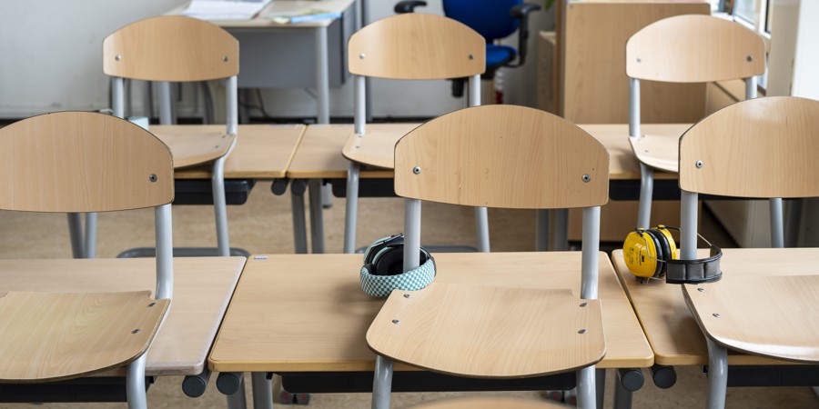 Koptelefoons in leslokaal basisschool