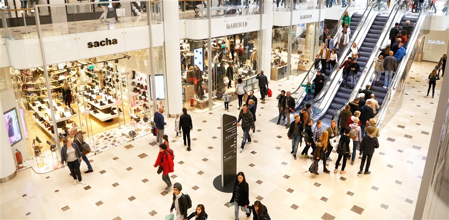 Winkelcentrum hoog catharijne, winkelende mensen