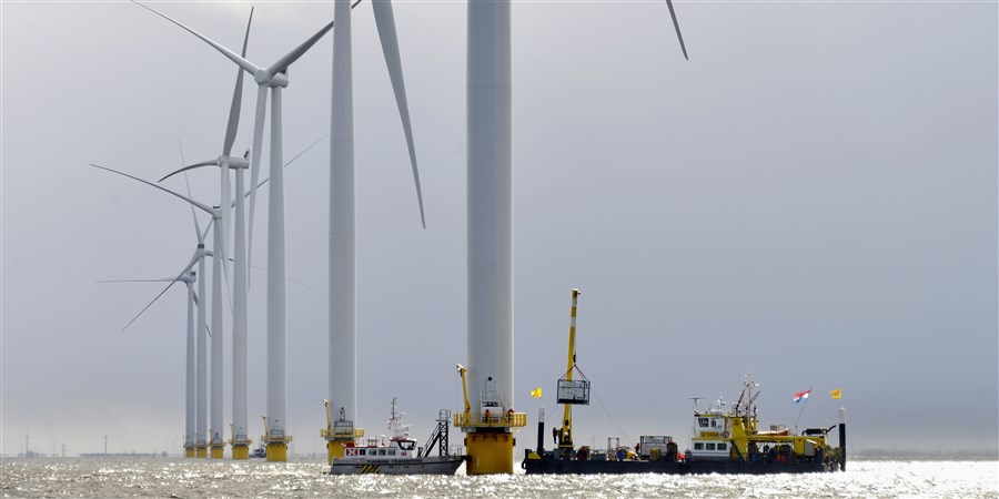 Energiebedrijf RWE Essent en Westermeerwind bouwen een windpark op land en in het water van het IJsselmeer