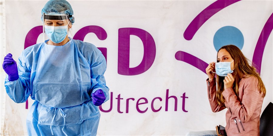 Zorgmedewerkers worden getest op coronavirus op Park Vliegbasis Soesterberg