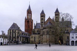  De Heerlense vestiging van CBS, met op de voorgrond een bord met het CBS-logo en de tekst "Centraal Bureau voor de Statistiek".