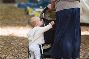 Peuter vraagt aandacht van moeder