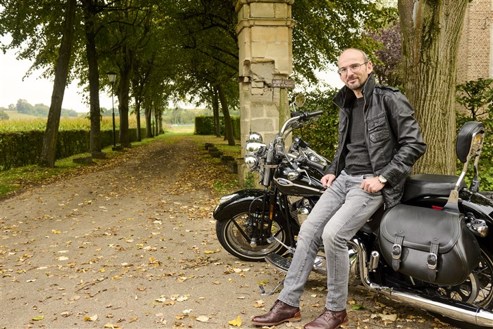 foto Lars, waarnemend hoofd Security Service Center, zittend op motorfiets, in landelijke omgeving