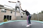 Twee meisjes op de trampoline, internaat Lievenshove