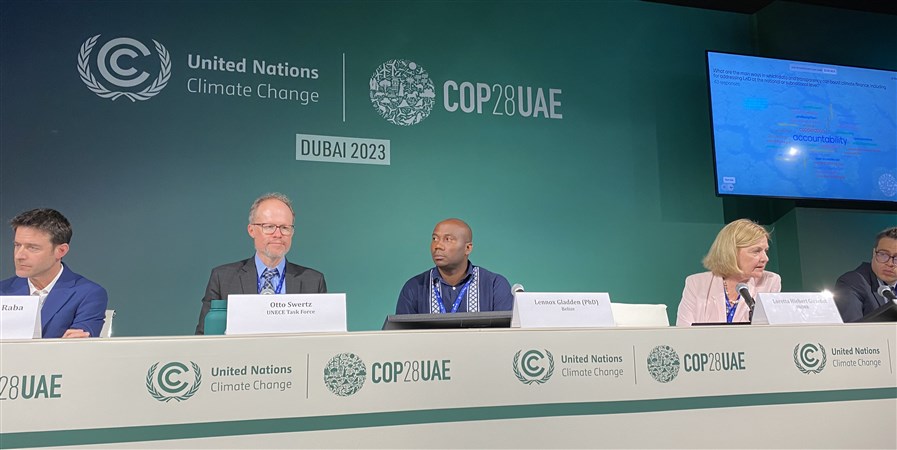 VN-Klimaattop in Dubai met CBS-onderzoeker Otto Swertz (2e van links), 2023