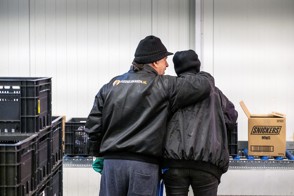  De Heerlense vestiging van CBS, met op de voorgrond een bord met het CBS-logo en de tekst "Centraal Bureau voor de Statistiek".