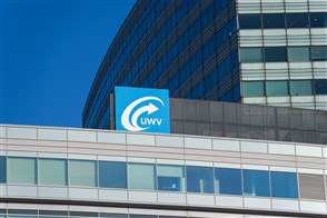  De Heerlense vestiging van CBS, met op de voorgrond een bord met het CBS-logo en de tekst "Centraal Bureau voor de Statistiek".