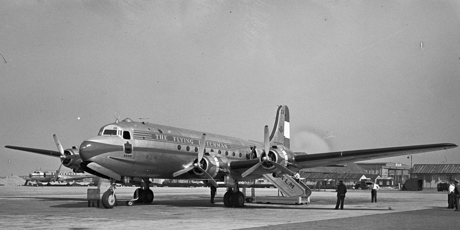 Bezichtiging van de Boeing 377. Deze Stratocruiser vervoerde in de jaren 50 de rijken van de aarde en de cabine bood dan ook een in de luchtvaart ongekend comfort.