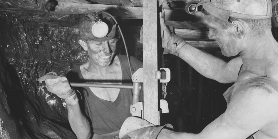 Het opkrikken van een ijzeren stempel op ongeveer 600 meter diepte in de Staatsmijn Maurits Geleen. 1947 Het opkrikken van een ijzeren stempel op ongeveer 600 meter diepte in de Staatsmijn Maurits Geleen. 1947