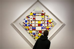  De Heerlense vestiging van CBS, met op de voorgrond een bord met het CBS-logo en de tekst "Centraal Bureau voor de Statistiek".