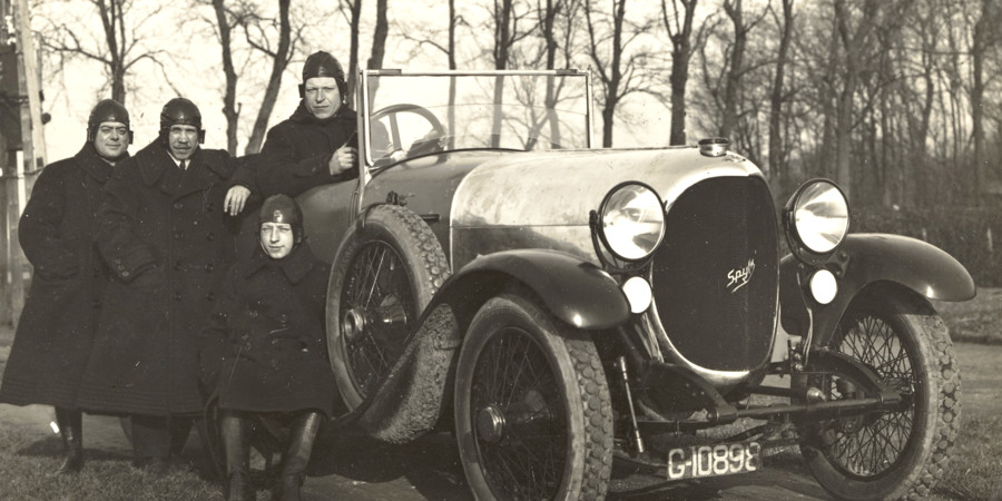 Spyker C4 Tenax (Latijn voor ‘taai’) met vier bestuurders met motorhelmen op.