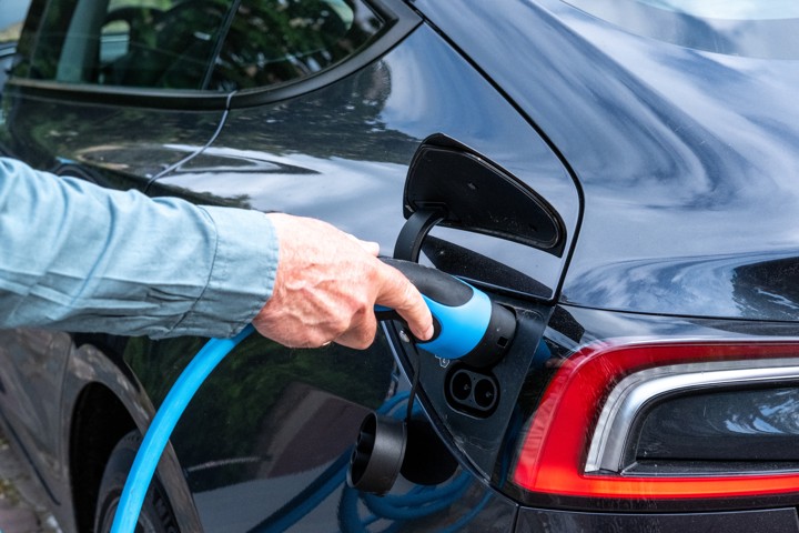 Het opladen van elektrische auto bij een oplaadpunt in een woonwijk.