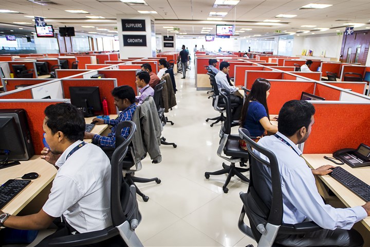 Medewerkers zijn aan het werk bij het call- en servicecentrum, in Bangalore, India, van het Nederlandse bedrijf BCD Travel.