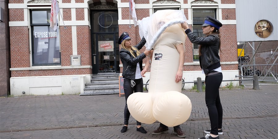 Medewerksters van de GGD verkleed als politievrouw arresteren een wandelende penis die zonder condoom door Leiden loopt tijdens een campagne voor safe seks gericht op studenten.