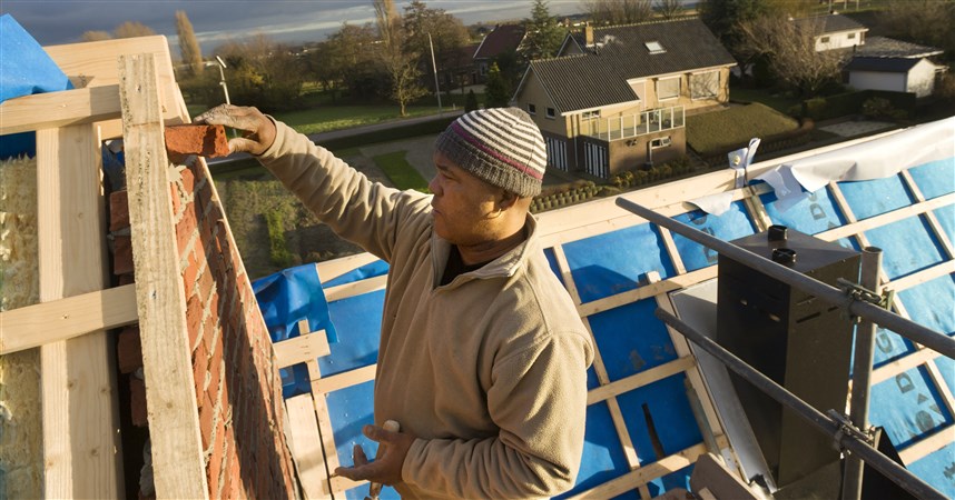 bouwvakkers metselen een muurtje