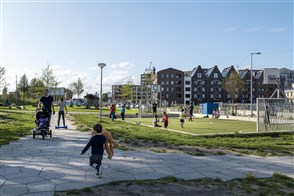 Kinderen spelen in speeltuin nieuwbouwwijk