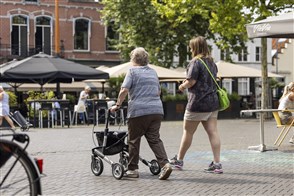  De Heerlense vestiging van CBS, met op de voorgrond een bord met het CBS-logo en de tekst "Centraal Bureau voor de Statistiek".