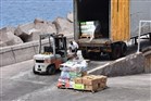 Caribisch Nederland heftruck bezig met laden en lossen van een vrachtwagen op Saba