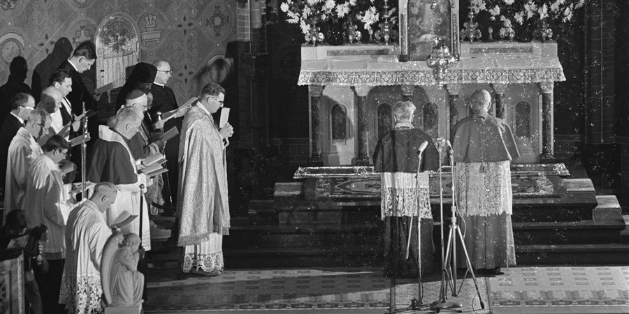 Utrecht. St. Gertrudiskathedraal. Vesper gehouden op 7 november 1966. Aartsbisschop Rinkel en Kardinaal Alfrink voor het altaar