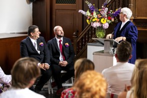  De Heerlense vestiging van CBS, met op de voorgrond een bord met het CBS-logo en de tekst "Centraal Bureau voor de Statistiek".