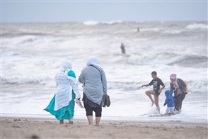 Groepje allochtonen op het strand