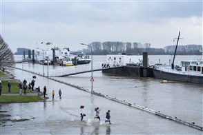 Ondergelopen kade door hoogwater in de Rijn