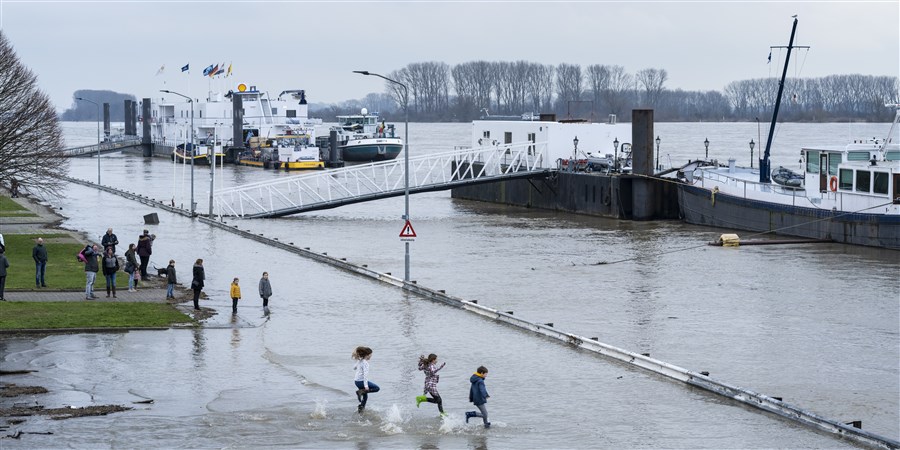 Ondergelopen kade door hoogwater in de Rijn