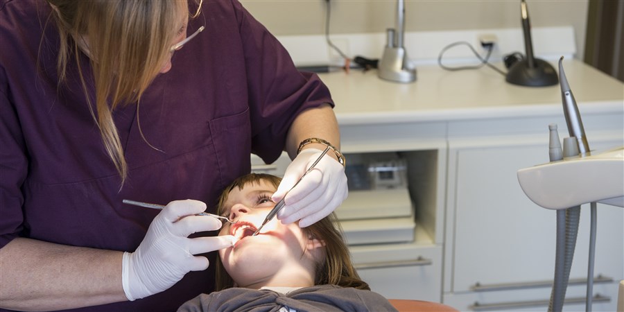 Jongetje op controle bij tandarts