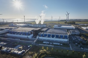 Google-datacentrum in de Eemshaven met op de achtergrond windmolens