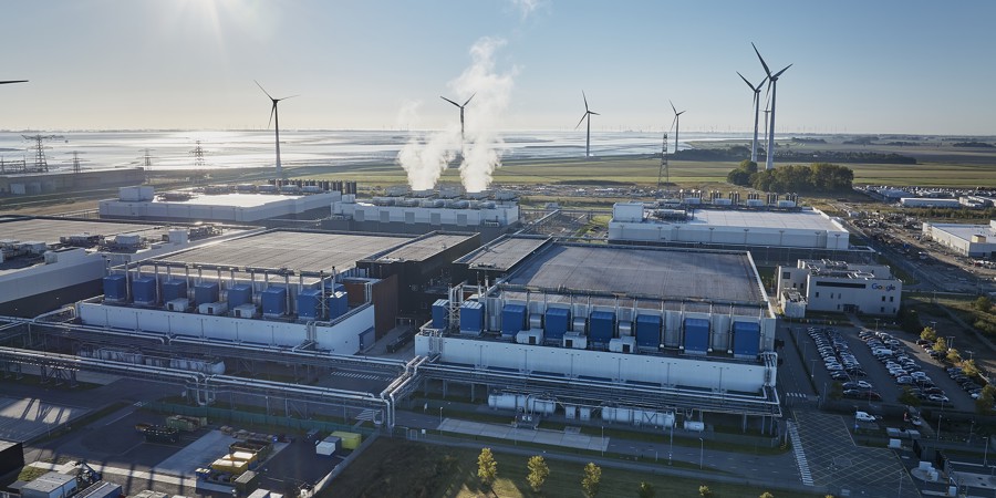 Google-datacentrum in de Eemshaven met op de achtergrond windmolens