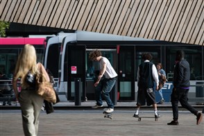  De Heerlense vestiging van CBS, met op de voorgrond een bord met het CBS-logo en de tekst "Centraal Bureau voor de Statistiek".