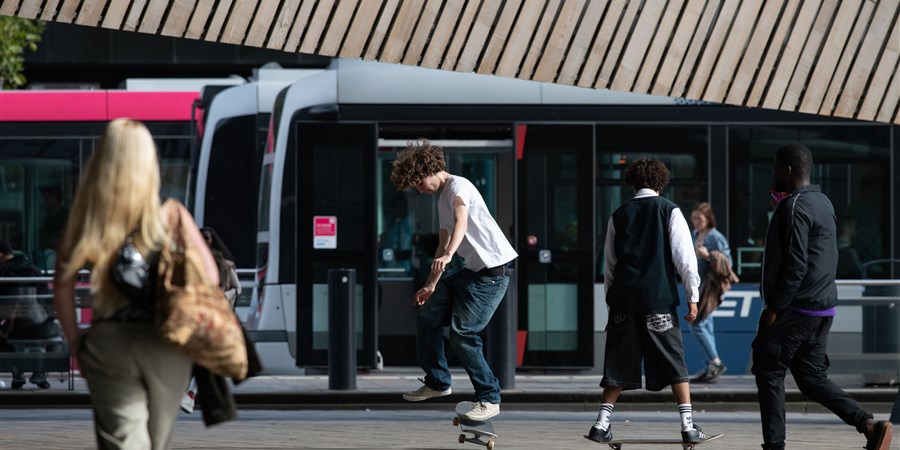 Jongeren op een bustation. NIet herkenbaar
