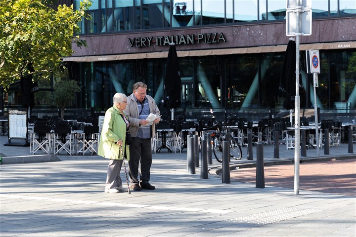 Een ouder stel loopt samen in Rotterdam en is op zoek naar de weg
