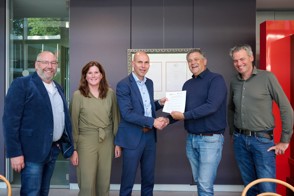 Carlo Driesen ondertekende namens het CBS een overeenkomst met NSO Retail en andere externe partijen waardoor 1100 winkeliers van tabakswinkels geen enquêtes meer hoeven in te vullen over tabaksprijzen.