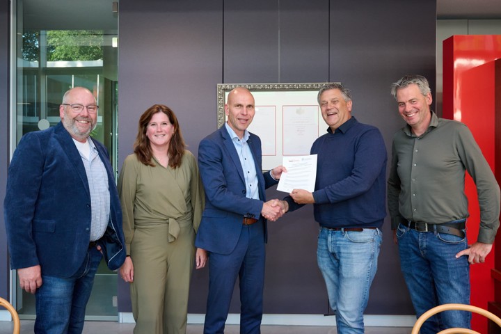 Carlo Driesen ondertekende namens het CBS een overeenkomst met NSO Retail en andere externe partijen waardoor 1100 winkeliers van tabakswinkels geen enquêtes meer hoeven in te vullen over tabaksprijzen.