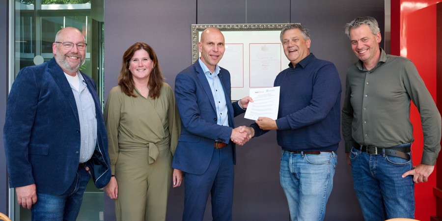 Carlo Driesen ondertekende namens het CBS een overeenkomst met NSO Retail en andere externe partijen waardoor 1100 winkeliers van tabakswinkels geen enquêtes meer hoeven in te vullen over tabaksprijzen.