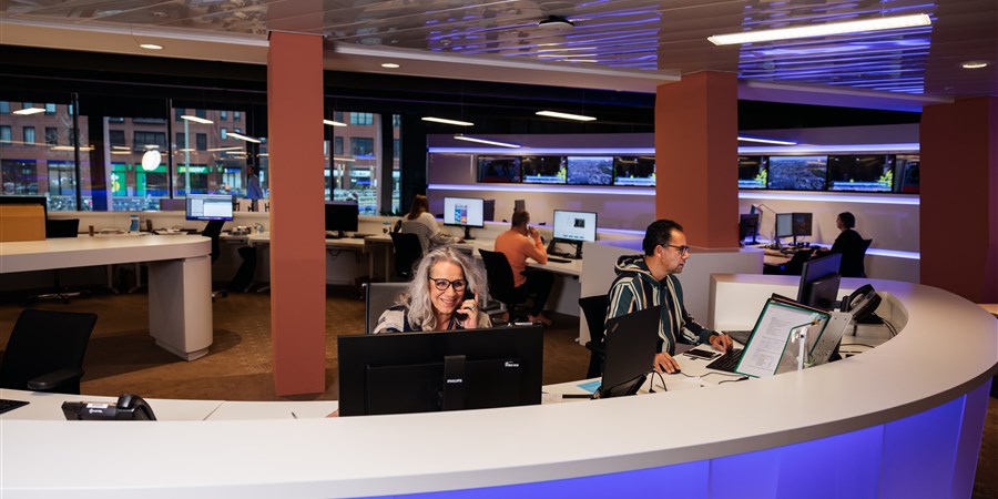 Collega’s van de Infoservice van het CBS in Den Haag staan journalisten te woord