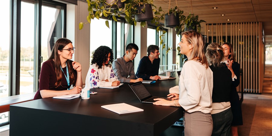 CBS medewerkers aan het werk bij CBS Den Haag