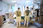 Artsen en verplegend personeel zorgen voor een patiënt op de COVID-IC-afdeling van het HaGaZiekenhuis