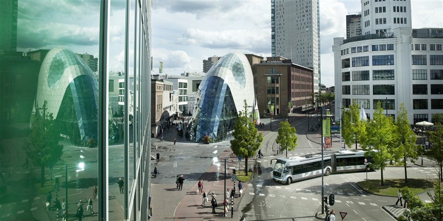 Verkeersplein met omliggende gebouwen in het centrum van Eindhoven