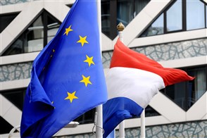 Nederlandse en EU-vlag