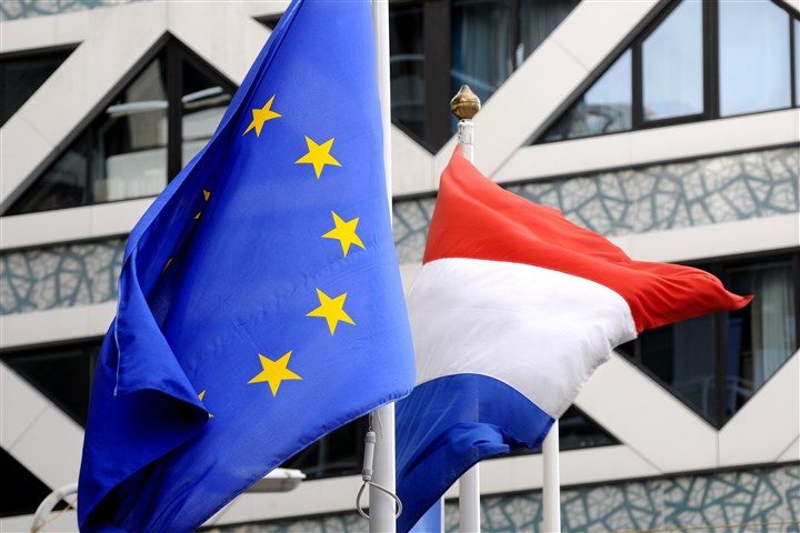 Europese vlag en Nederlandse vlag voor gebouw in Brussel