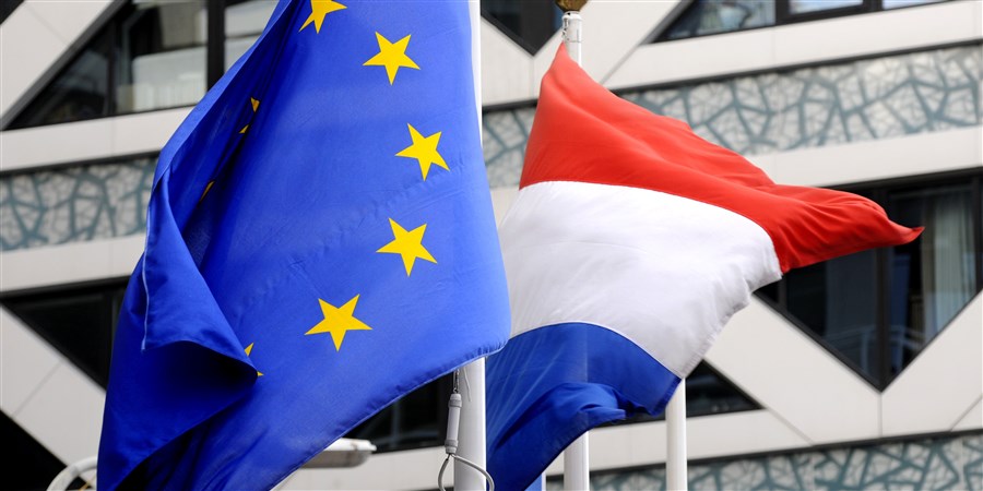 Nederlandse en EU-vlag