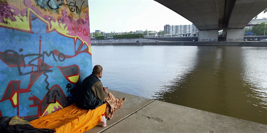 Dakloze onder een brug in Arnhem