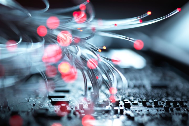 Fibre optics transporteren data door de circuit boards van een laptop computer