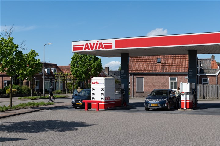 Mensen tanken bij AVIA-benzinepomp in Twente