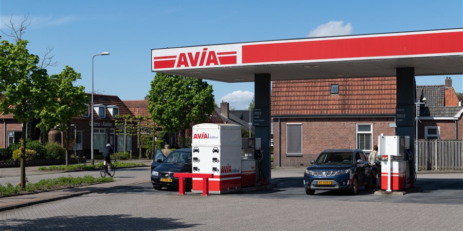 Mensen tanken bij AVIA-benzinepomp in Twente