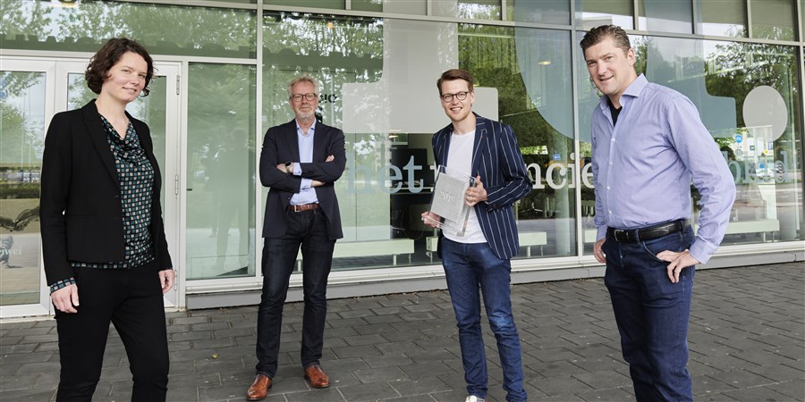 De winnaars van deTegel voor de beste datajournalistieke productie met op de foto Josta van Bockxmeer (links), Gaby de Groot (rechts) en Erik van Rein (2e rechts) van het Financieele Dagblad. 2e van links is jurylid Mike Ackermans van het CBS.
