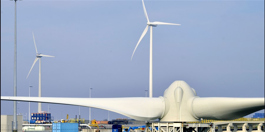 Assemblage van windmolens in een havengebied